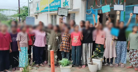 छात्रावास में छात्राओं के साथ क्या हो रहा था? शिकायत लेकर पुलिस चौकी पहुंचीं छात्राएं