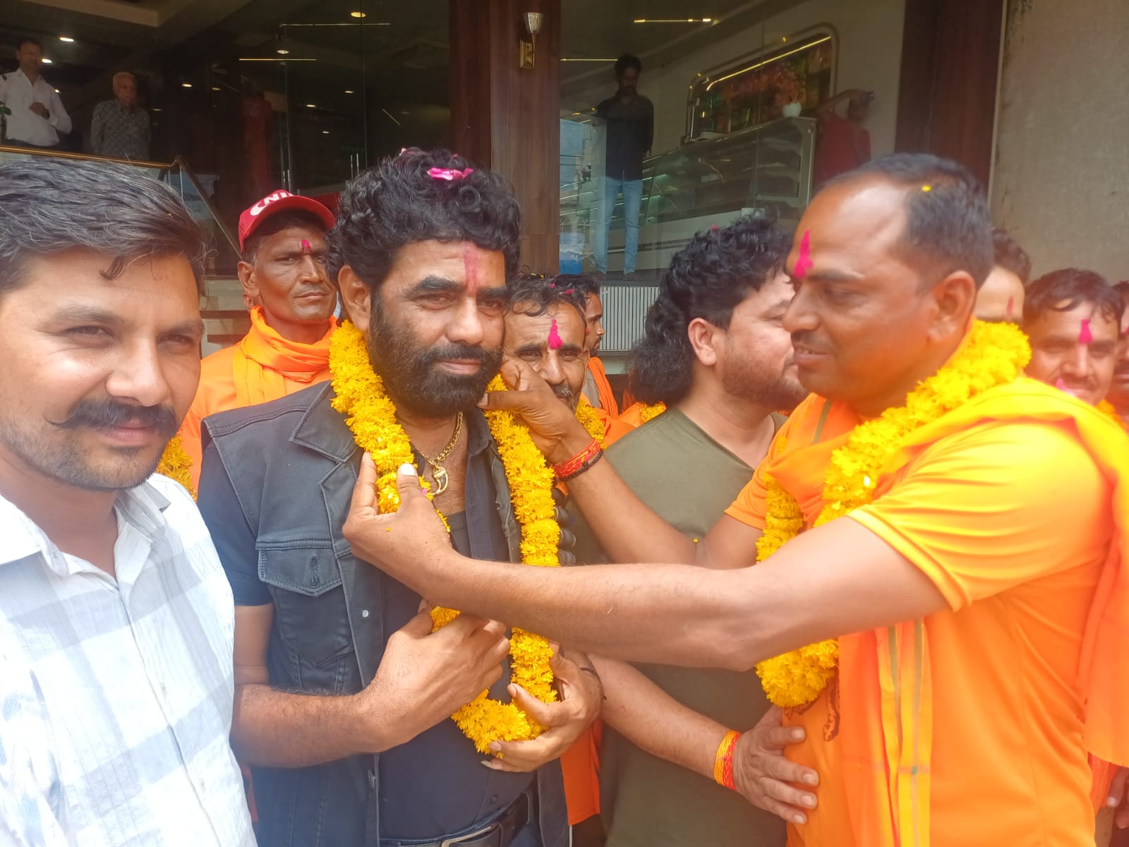 27 साल से जारी आस्था:   बीनागंज से वैष्णो देवी के लिए पैदल रवाना हुआ 62 श्रद्धालुओं का जत्था