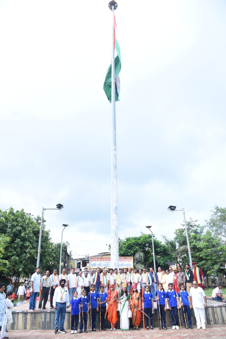 गुना चैंबर द्वारा 102 फीट के राष्ट्रीय ध्वज का ध्वजारोहण, उपस्थित सदस्यों ने बढ़ाया मान