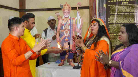 दिल्ली में पीएम मोदी को भगवान बताने पर भड़के साधु-संत, कहा-नहीं सहेंगे भगवान का अपमान
