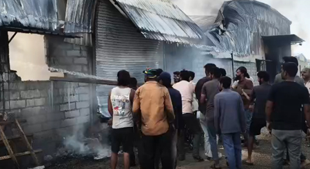 फर्नीचर फैक्ट्री में धधकी आग, 5-6 करोड़ रुपये के नुकसान का अनुमान, दमकलें आग बुझाने में जुटीं