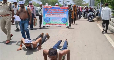 भोपाल में चयनित शिक्षकों का बड़ा आंदोलन: जनजाति कार्य विभाग से DPI तक निकाली ‘दंडवत यात्रा’, पद वृद्धि की मांग