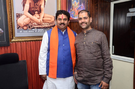 बीजेपी सांसद और फैक्ट्री मालिक की तस्वीर वायरल, कांग्रेस ने पूछा- किसके संरक्षण में चल रह था मौत का कारोबार ?