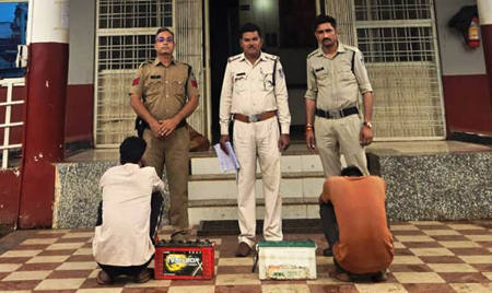 गोदाम से ट्रेक्टर की बैट्रियां चोरी के मामले में आरोपी गिरफ्तार, चोरी हुई बैट्री बरामद