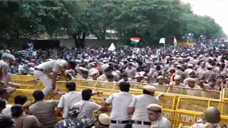 CEC ज्ञानेश कुमार के खिलाफ मार्च, मंडी हाउस में पुलिस ने रोका; राहुल गांधी समेत 11 नेताओं ने दायर की याचिका