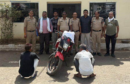 07 किलोग्राम गांजा सहित नशे के 03 सौदागर गिरफ्तार, ...04 ट्रैक्टर-ट्रॉली एवं 02 जेसीबी तथा डम्पर जब्त