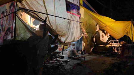 मूर्तिकार की पंडाल में गोली मारकर हत्या, वारदात से फैली सनसनी