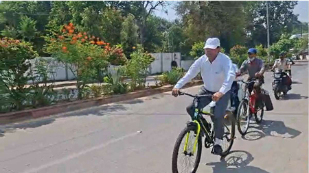 पीएम मोदी की अपील और चीफ जस्टिस की प्रेरणा से साइकिल चलाकर हाईकोर्ट पहुंचे जज