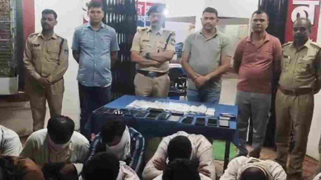 जंगल में चल रहा था ‘हाई-प्रोफाइल’ जुआ: पुलिस की दबिश, 5.55 लाख कैश और गाड़ियां छोड़कर भागे कई आरोपी