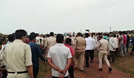 प्रेम प्रसंग का आरोप... कानून को दरकिनार कर भीड़ बनी 'जज'; महिला-पुरुष को बांधकर गांव में घुमाया