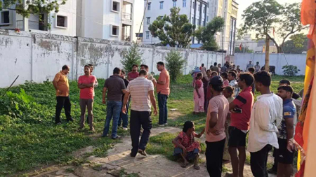 मंदिर के गेट पर घंटी की जगह मिली लटकती लाश, इलाके में फैली सनसनी, पुलिस आत्महत्या या हत्या में उलझी