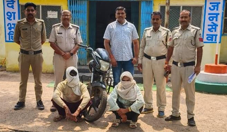 गैराज का ताला तोडक़र 7 लाख का ट्रैक्टर ले उडे़ चोर, ...दो शातिर बाइक चोर गिरफ्तार, चोरी गई मोटरसाइकिल बरामद