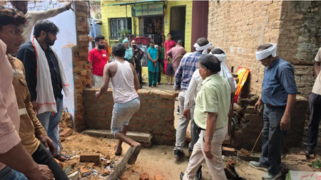 पार्किंग की जगह बिल्डर ने बनाई 18 दुकानें, नगर निगम ने चलाया बुलडोजर, सड़क पर खड़ी की दीवार भी तोड़ी