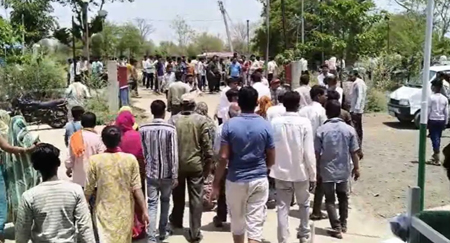 शराब दुकान पर बवाल, कर्मचारियों की पिटाई से दो युवकों की मौत; गुस्साई भीड़ ने लगाई आग