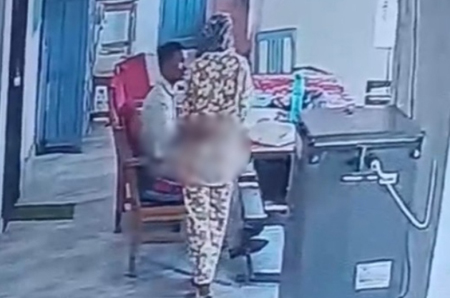 शिक्षक की शर्मनाक करतूत: 9वीं की छात्रा से की छेड़छाड़, कमर से पकड़कर अपनी ओर खींचा, CCTV में कैद हुई अश्लील हरकत