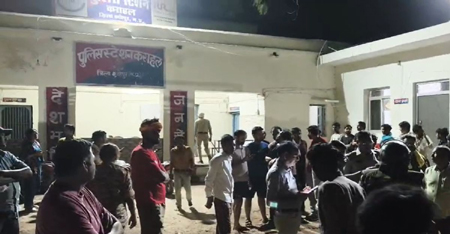 आदिवासी की गोली मारकर हत्या, थाने पहुंचे ग्रामीणों ने की तोड़फोड़, पुलिस ने दागे आंसू गैस के गोले
