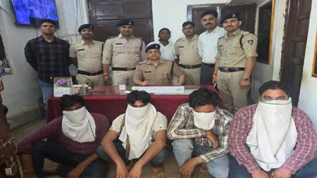 ‘जेंटलमैन’ चोरों का भंडाफोड़ः ट्रेन में मेहंदी रचाकर सफर करने वाली महिलाएं होती थी टारगेट