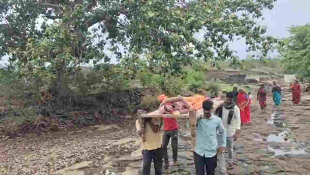 स्वास्थ्य सुविधा बना मजाक! नहीं मिली एंबुलेंस तो गांव में हुई महिला की डिलीवरी, खटिया में लिटाकर कराया नदी पार